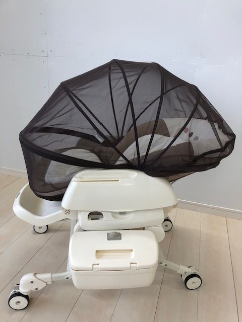 美品　クリーニング済み　マルチメッシュカバー付き　ネムリラ AUTO SWING エッグショック BE ココアブラウン コンビ(Combi) 電動　ハイローチェア・ベビーラック0803-10