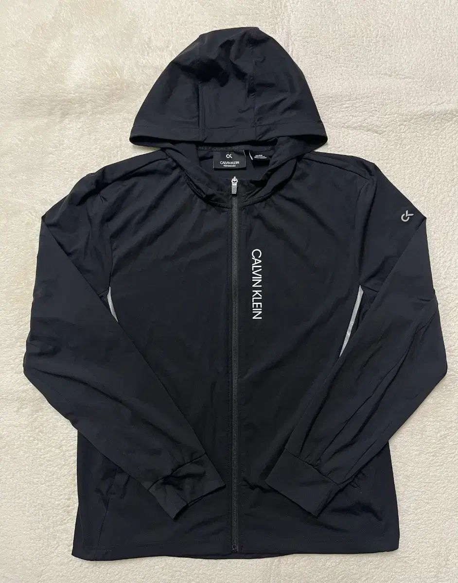 カルバン・クライン フーディ ジャージ サイズはXXL サイズ 実際に着用 サイズは105 サイズ バスト 56 そう丈 69 価格