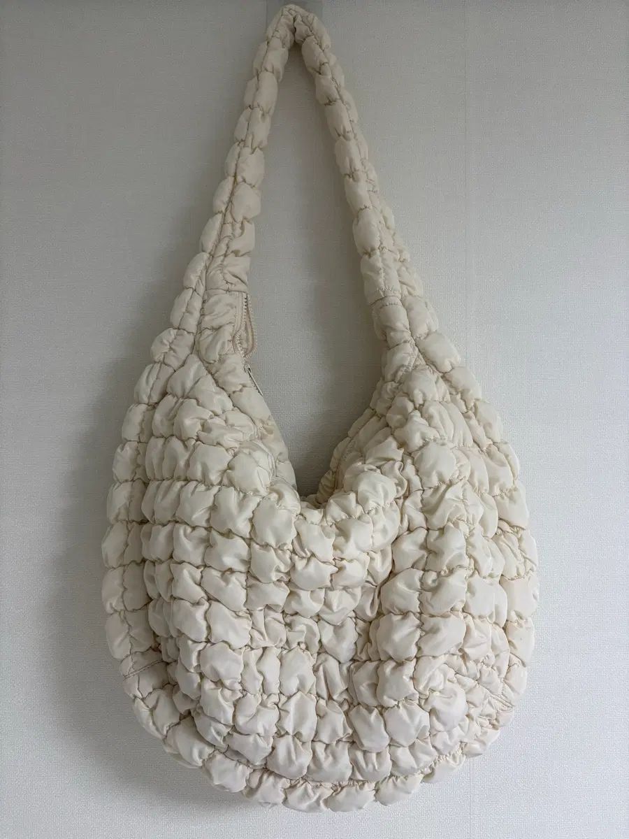 COS オーバーサイズ キルティング クラウドバッグ 7,578円