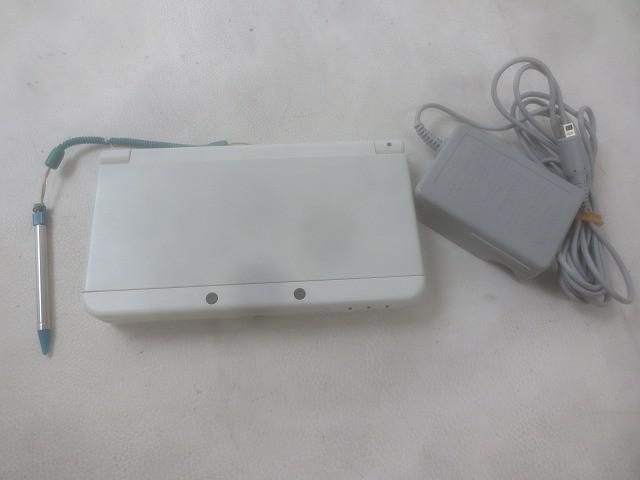 ゲーム New ニンテンドー3DS 本体 ホワイト KTR-001 周辺機器付き 中古品 25,125円