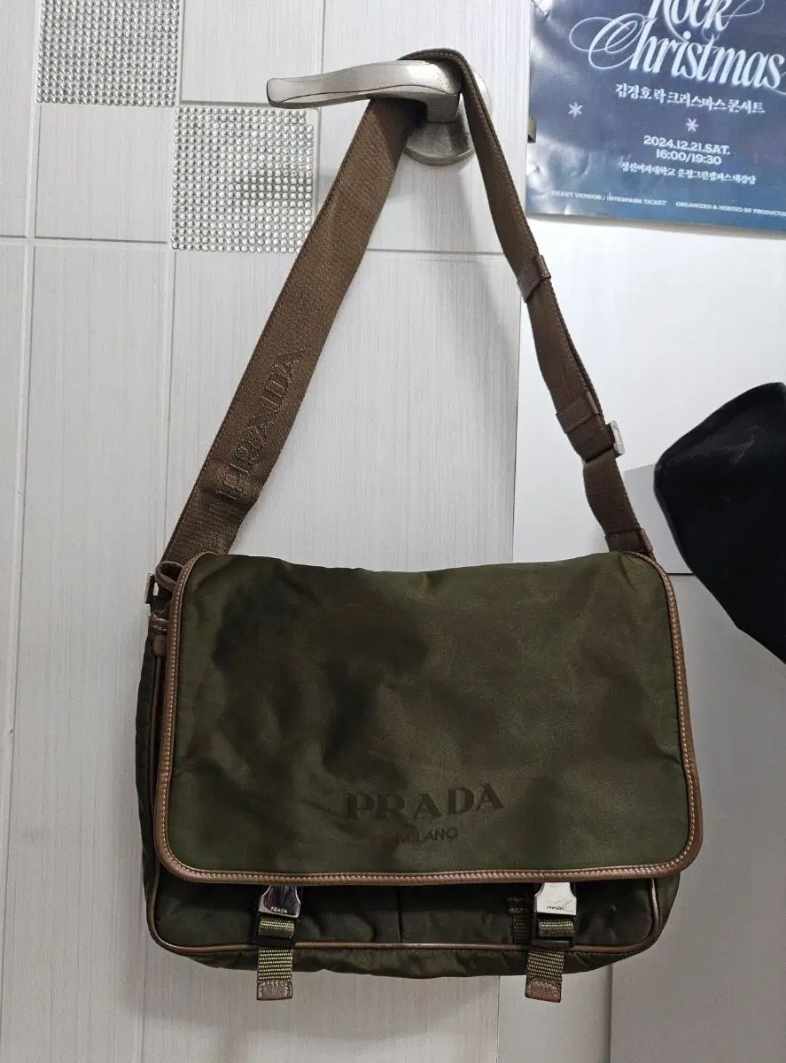 (正規品) PRADA カーキ ナイロン メッセンジャーバッグ