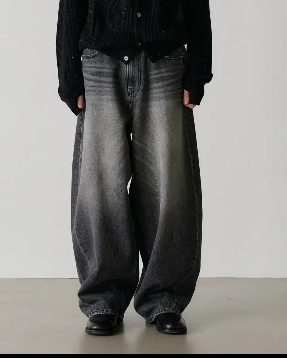 NOUN(ナウン) wide curved denim pants (black) 1