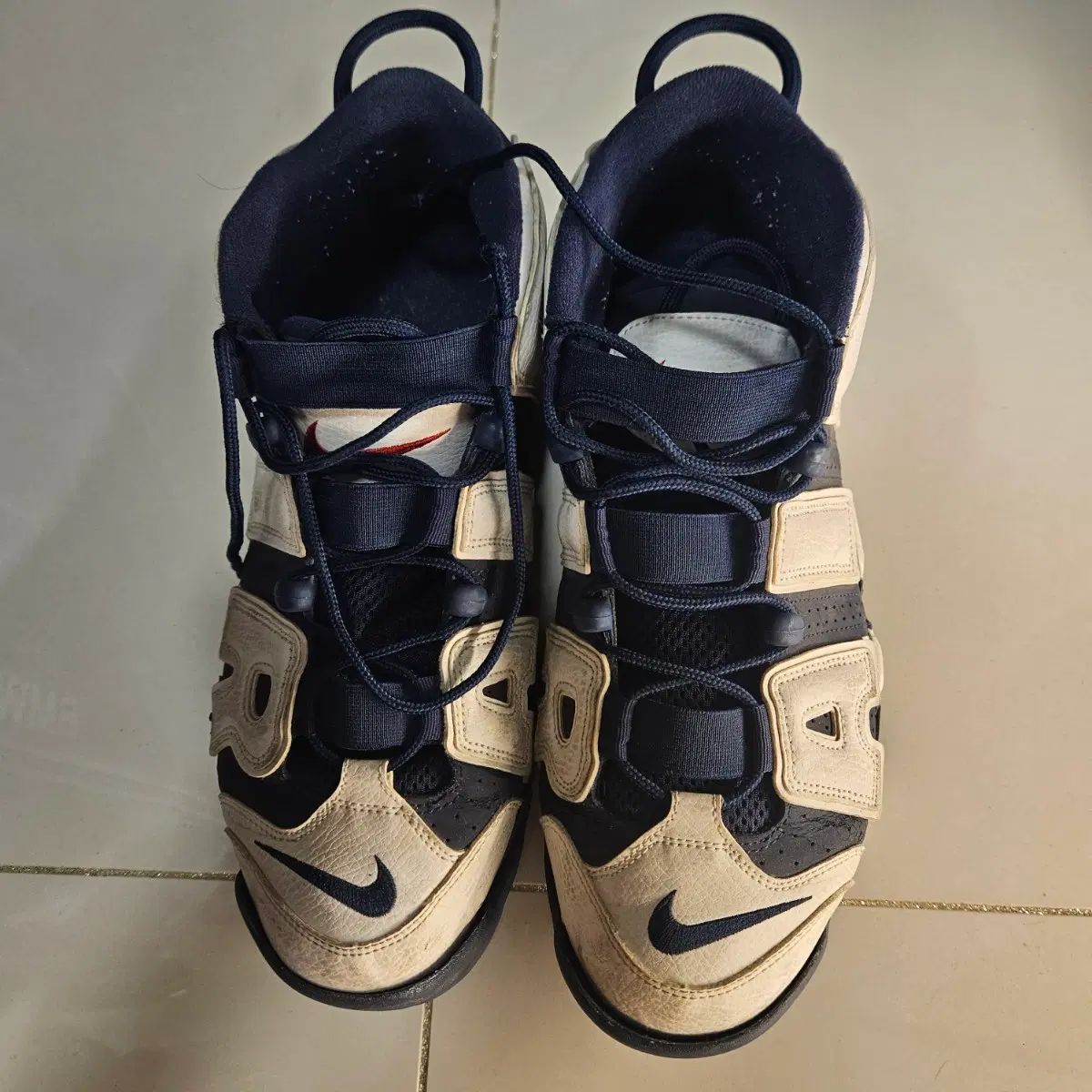 290) NIKE ナイキ エアモア アップテンポ 白/ネイビー バスケシューズ