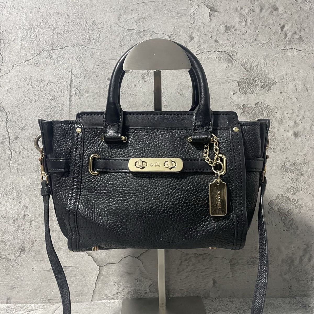 美品 COACH コーチ 2way ショルダーバッグ スワッガー ターンロック