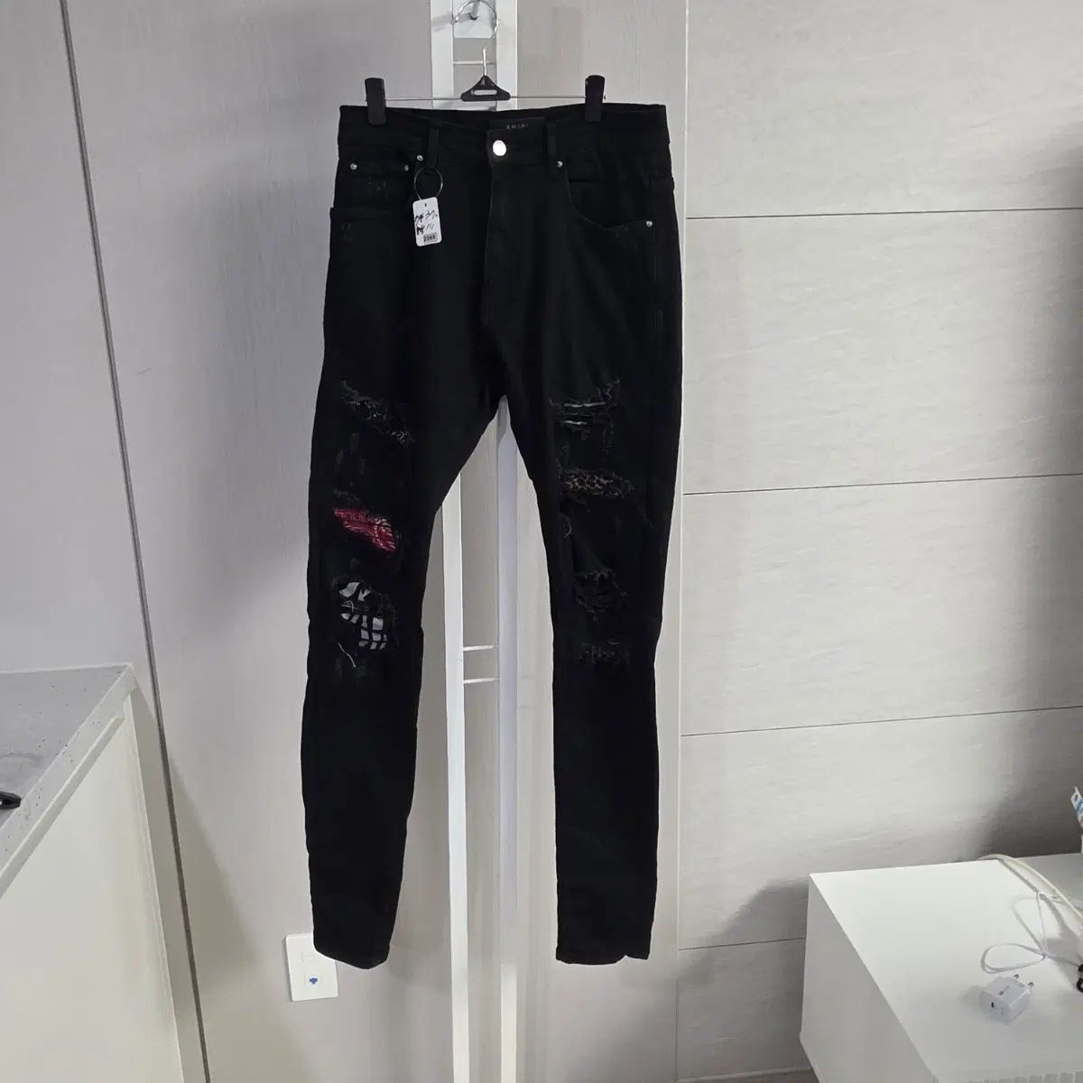 AMIRI(アミリ) ダメージ ブラック ジーン 42,703円