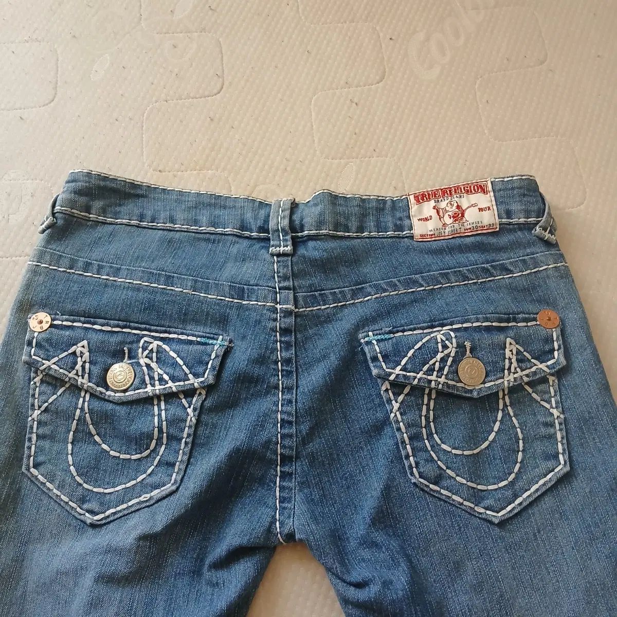 フィットが芸術 TRUE RELIGION ストレートフィット デニム ズボン 7,309円