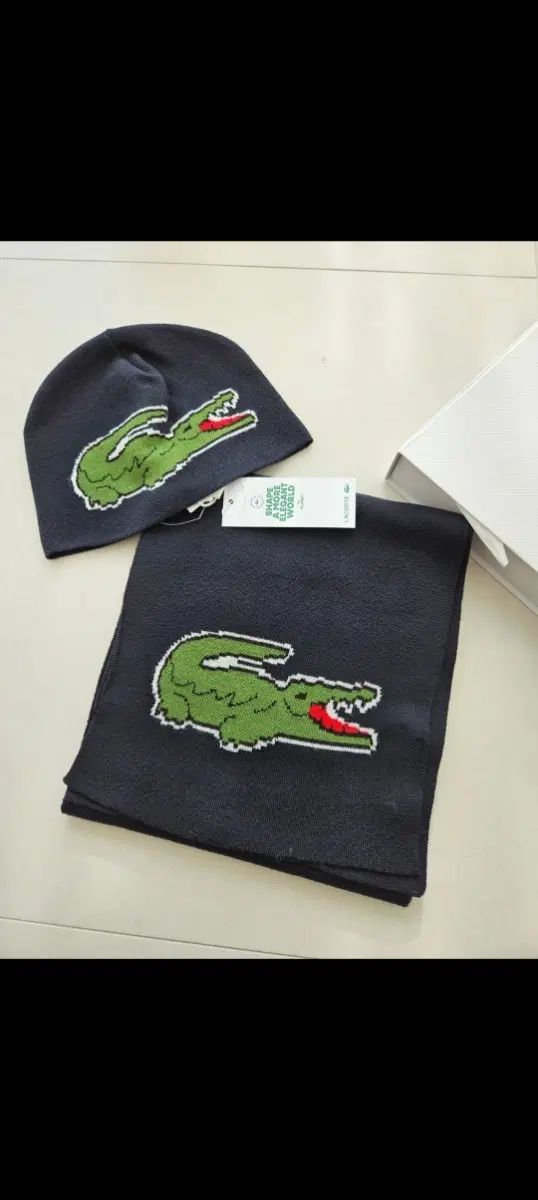 新品) LACOSTE ラコステ ビーニー & マフラー