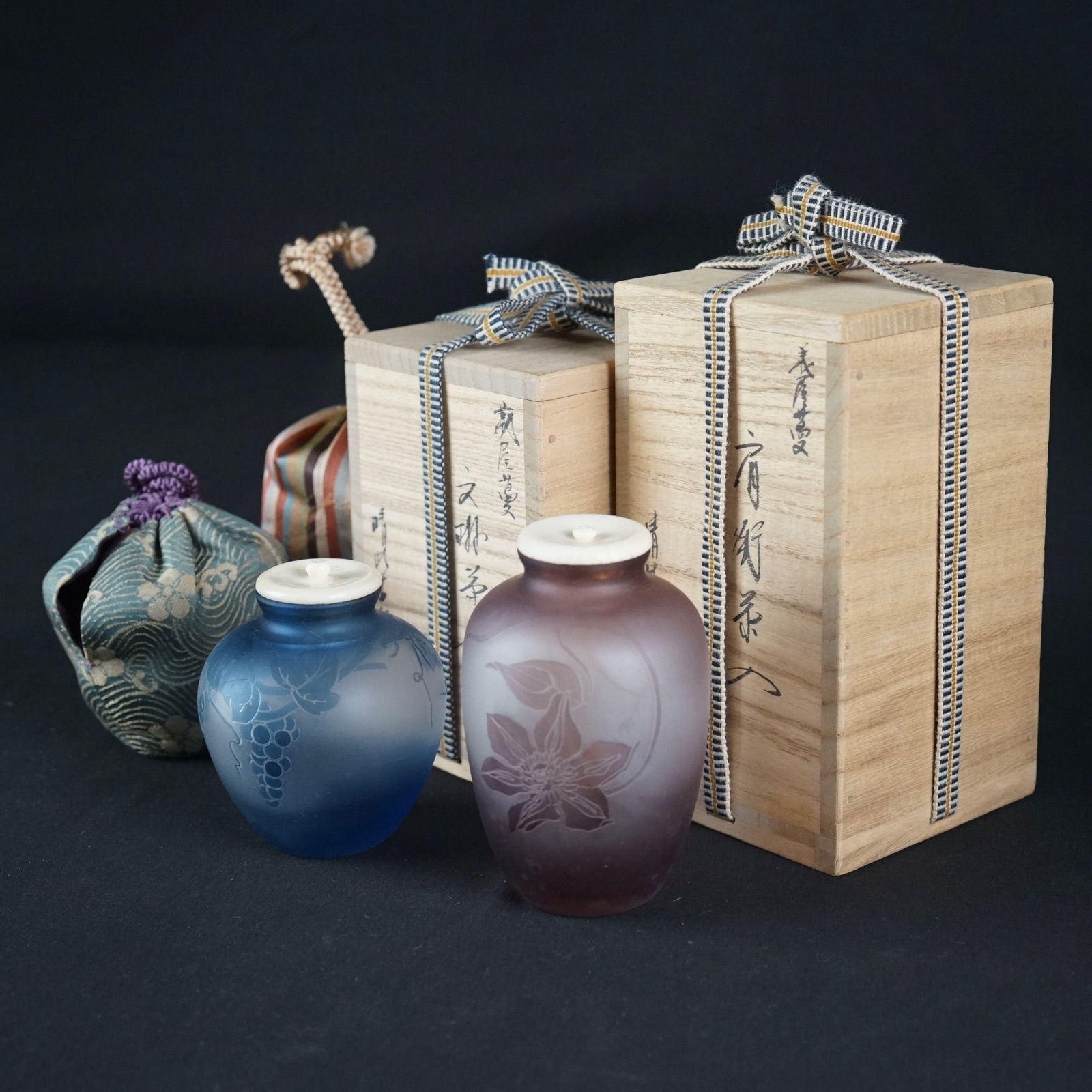 【特別価格】新倉晴比古 作 義屋蔓 鉄線肩衝茶入・葡萄文琳茶入 2点セット 仕覆付 共箱 茶道具 日本ガラス工芸協会会員