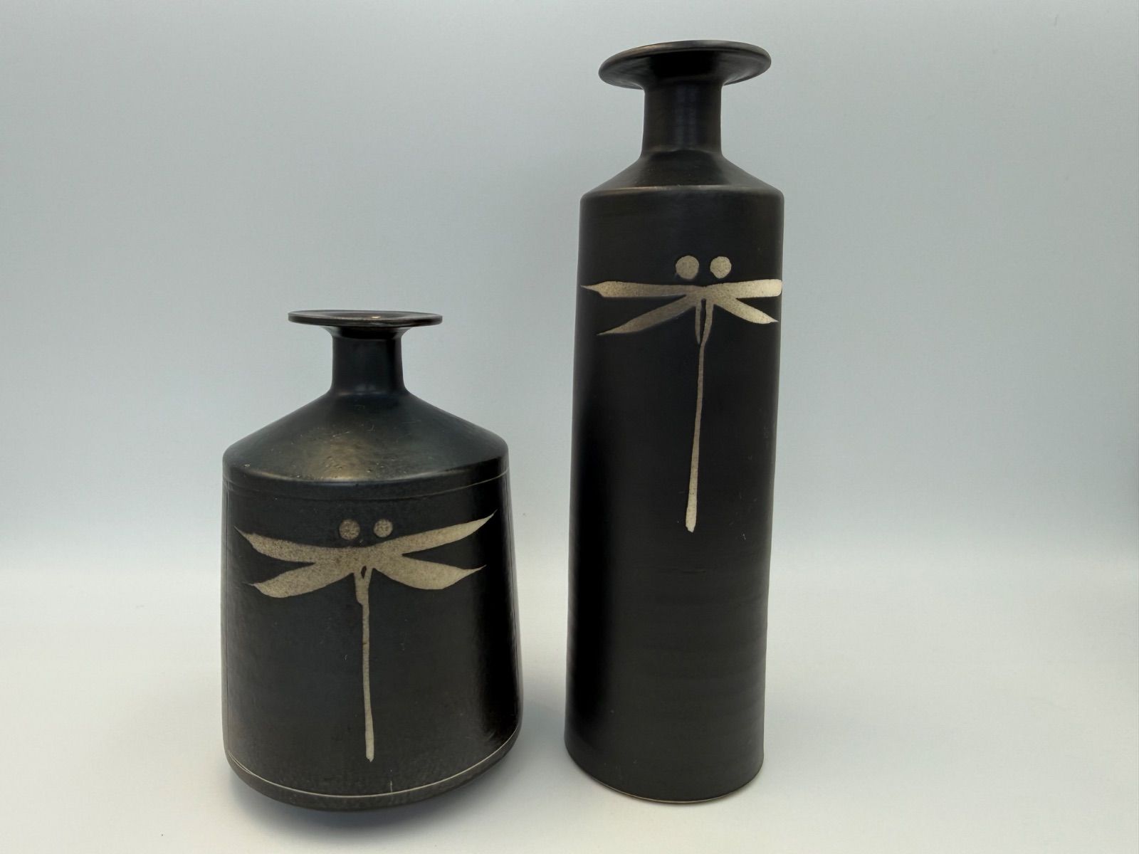 【日展作家】亀井勝 黒磁釉 蜻蛉文 花入 2点セット 瀬戸焼 洞山窯 花瓶 花器 6,400円