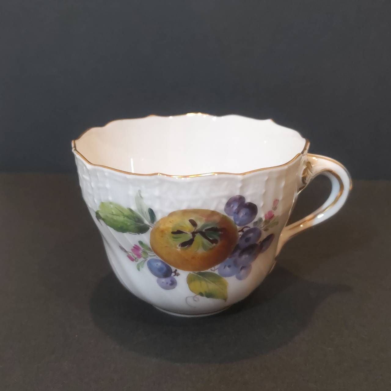 マイセン Meissen 希少シリーズ レリーフ 金彩 人物絵 カップ