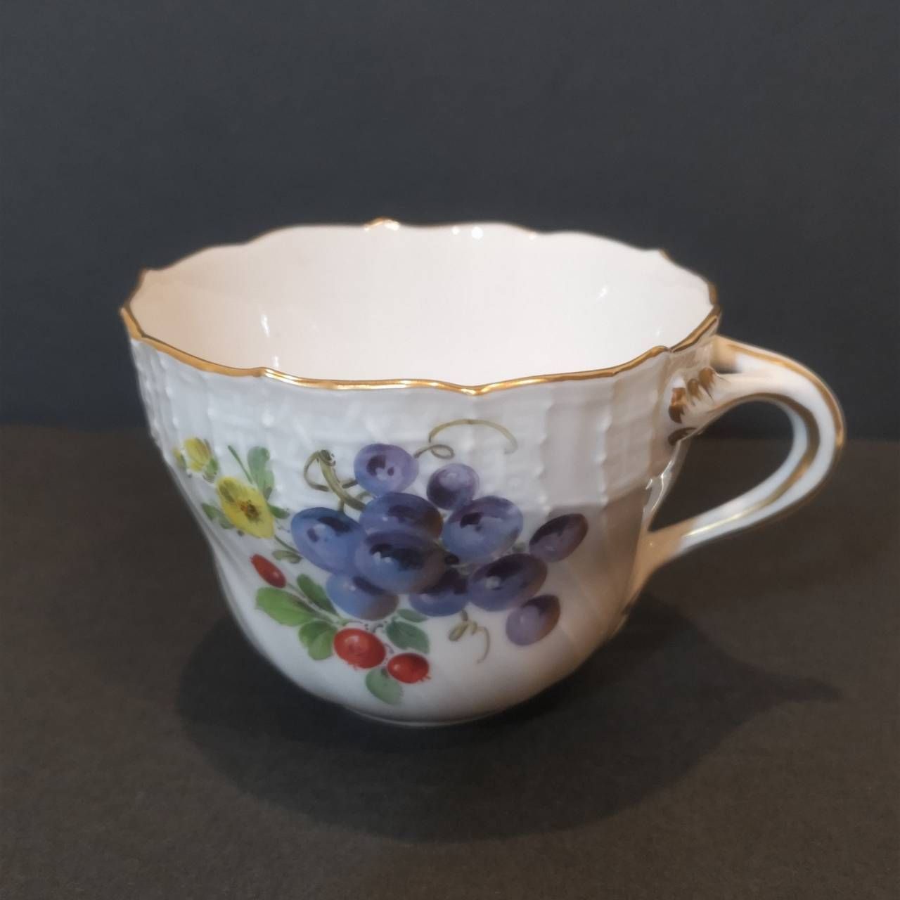 マイセン Meissen 希少シリーズ レリーフ 金彩 人物絵 カップ