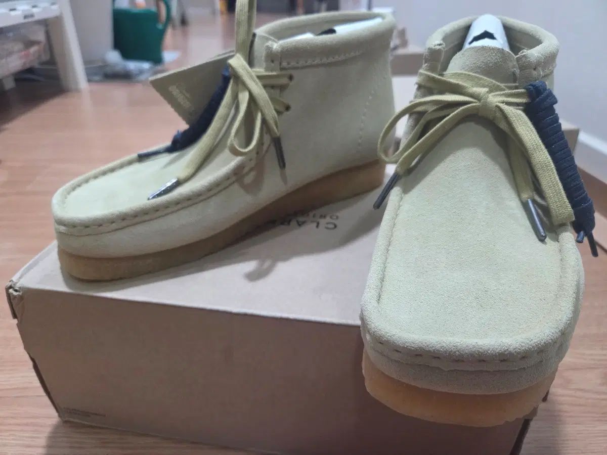 (新品) クラークス ワラビー ブーツ メイプル スウェード uk7