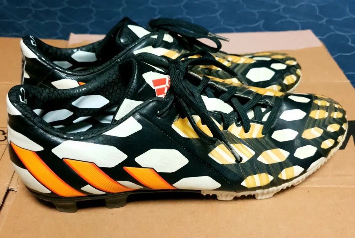アディダス プレデター アブソリオン 14 サッカーシューズ ブラック/GOLD (275) 6,505円