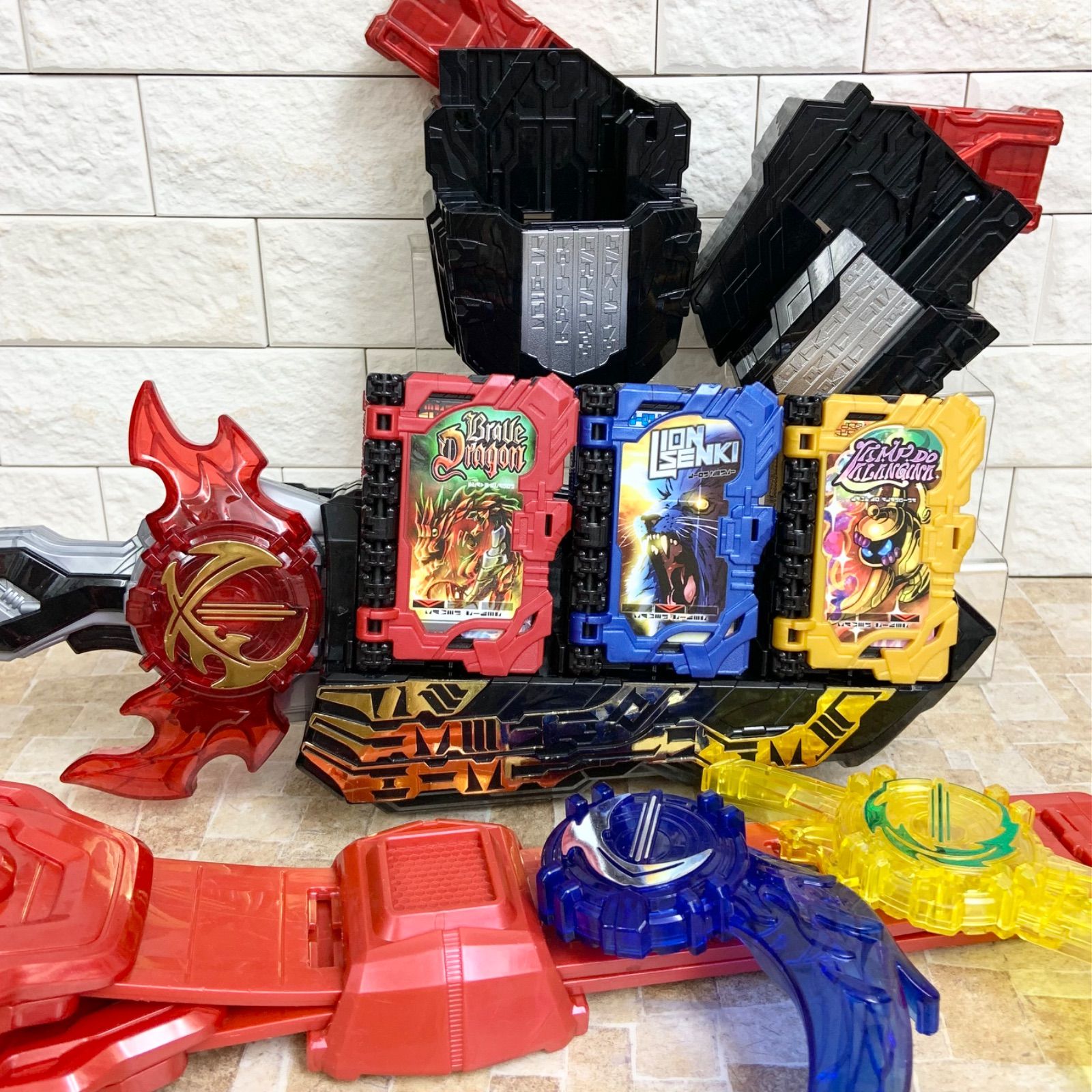 【仮面ライダーセイバー】なりきりセット DX聖剣ソードライバー 火炎剣烈火 水勢剣流水 雷鳴剣黄雷 エンブレム 必冊ホルダー ワンダーライドブック バンダイ BANDAI 玩具 変身ベルト 7,040円