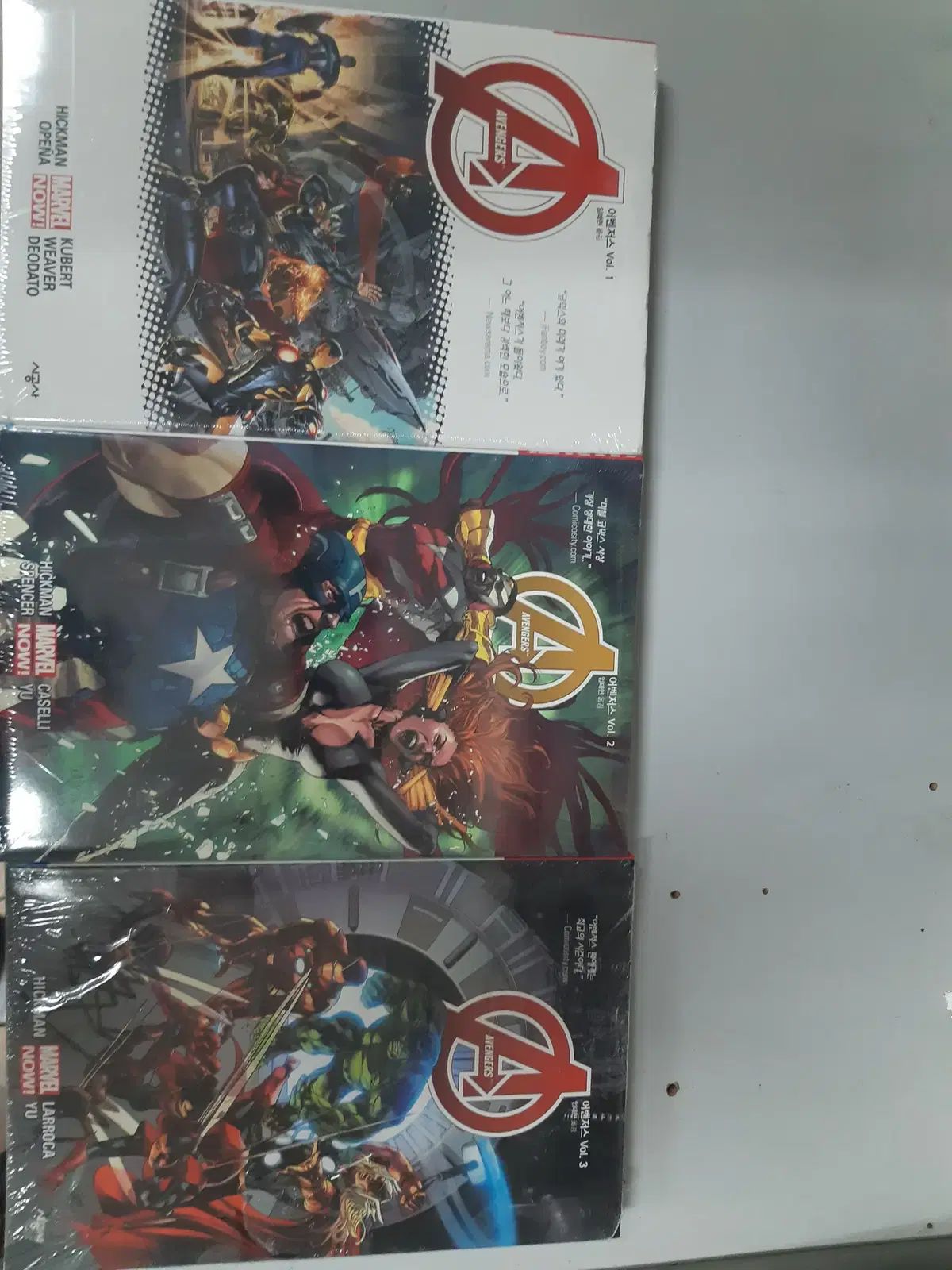 アベンジャーズ Vol 1 - 3 完結 未開封 漫画がすごく多い プロ安全店舗