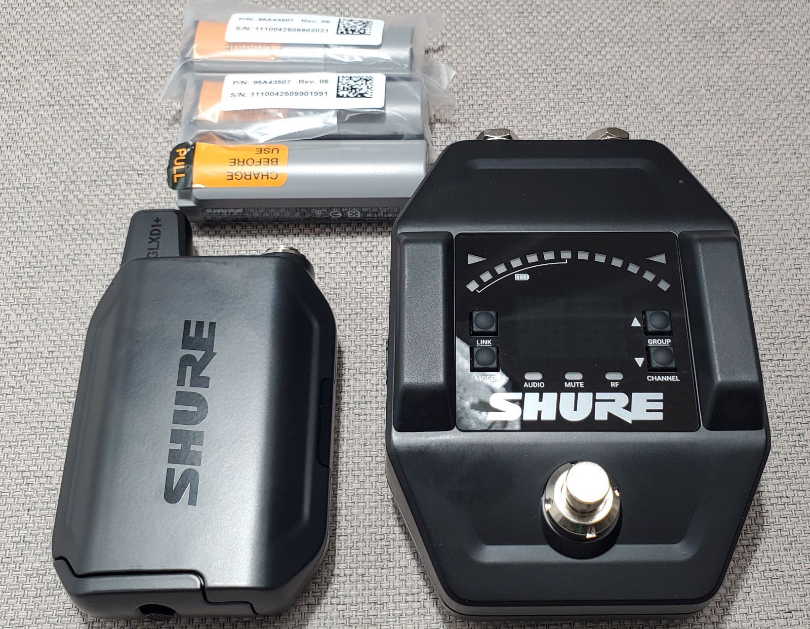 SHURE GLXD6＋Z2　デジタルワイヤレスギターペダル受信機　GLXD1＋Z2　ボディパック型送信機　　送信機用リチウムイオン充電池　3点セット 40,950円