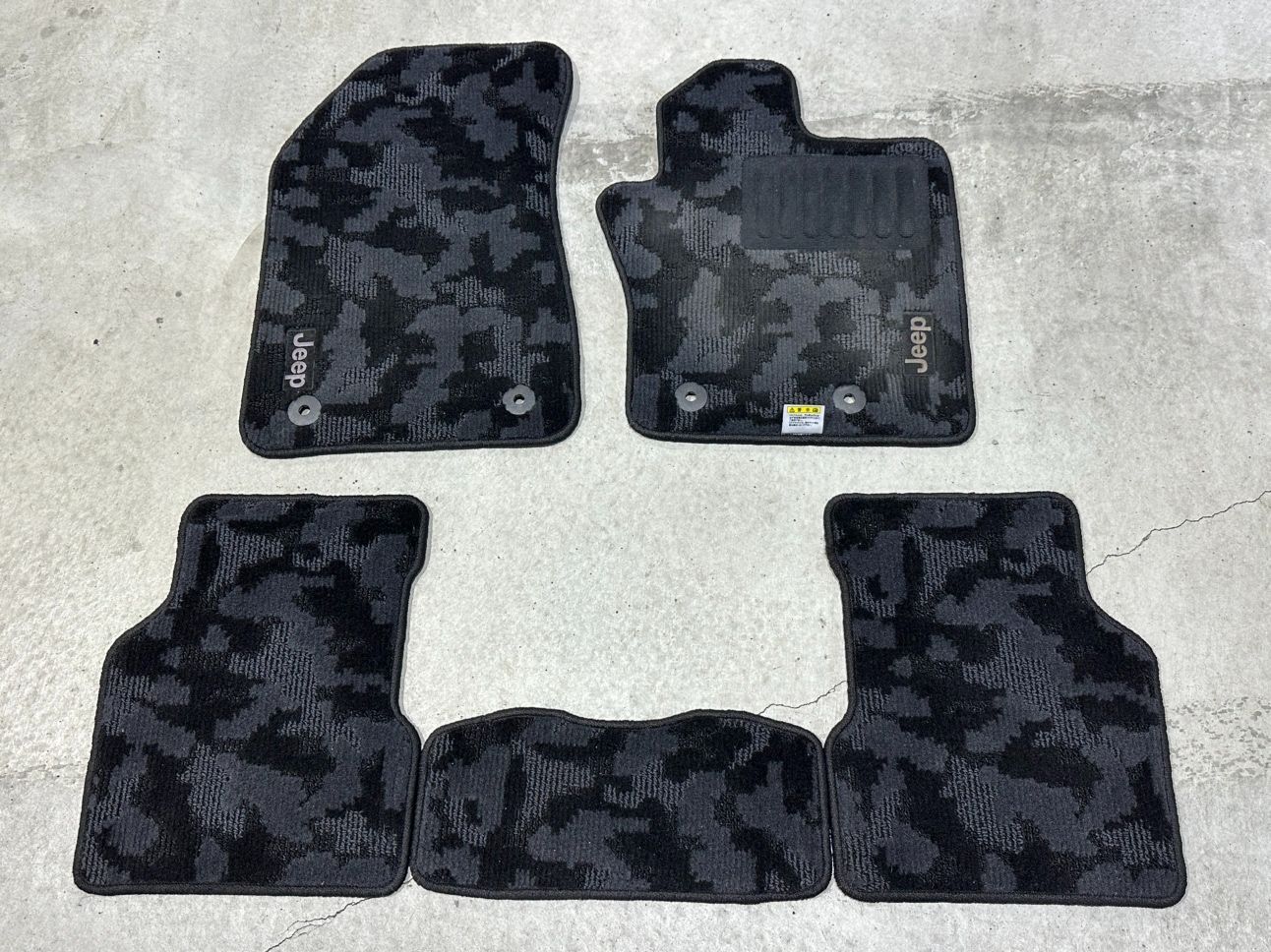 クライスラー ジープ コンパス/Compass M6 '17～ フロアマット カモ/CAMO 迷彩柄 絨毯タイプ じゅうたん LJ000004AB 5枚セット 中古品 10,400円