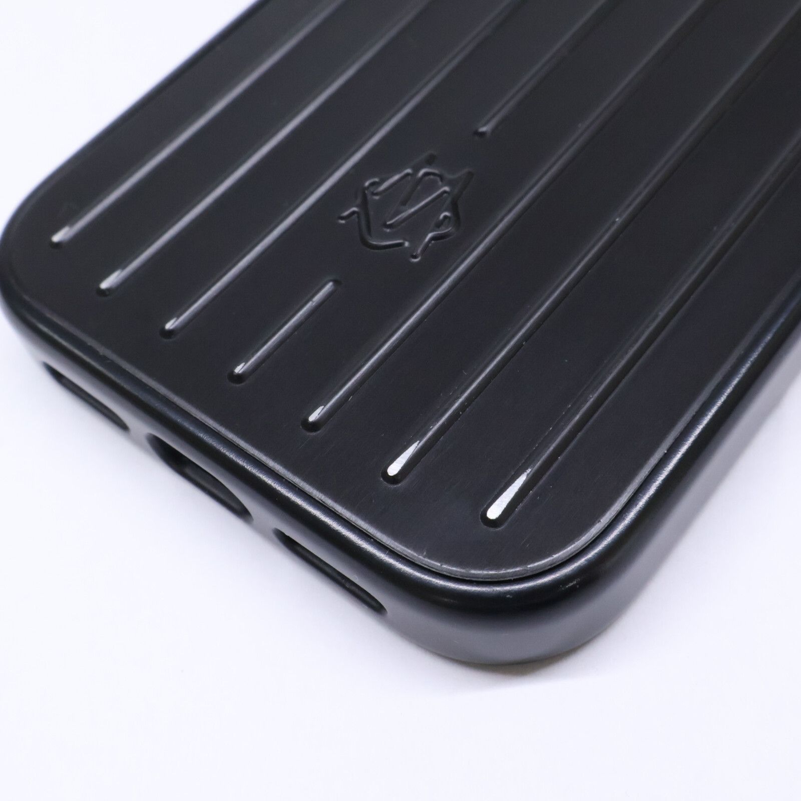 RIMOWA iPhone 16 Pro用 アルミニウム スマホケース ブラック - メルカリ