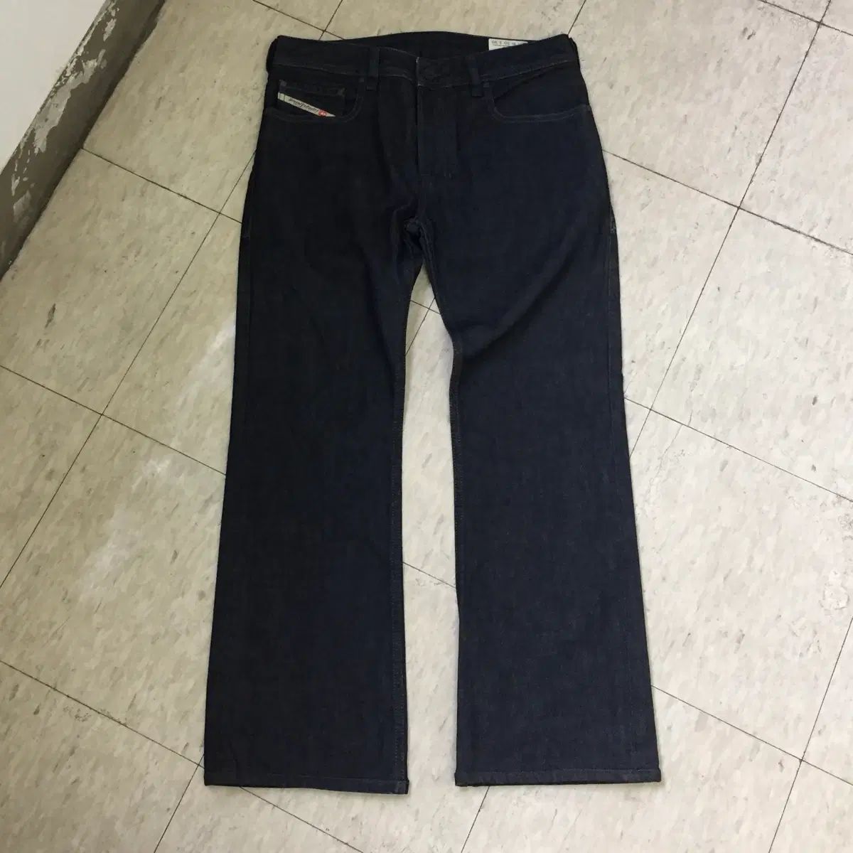 Diesel ZATINY ブーツカット デニムパンツ
