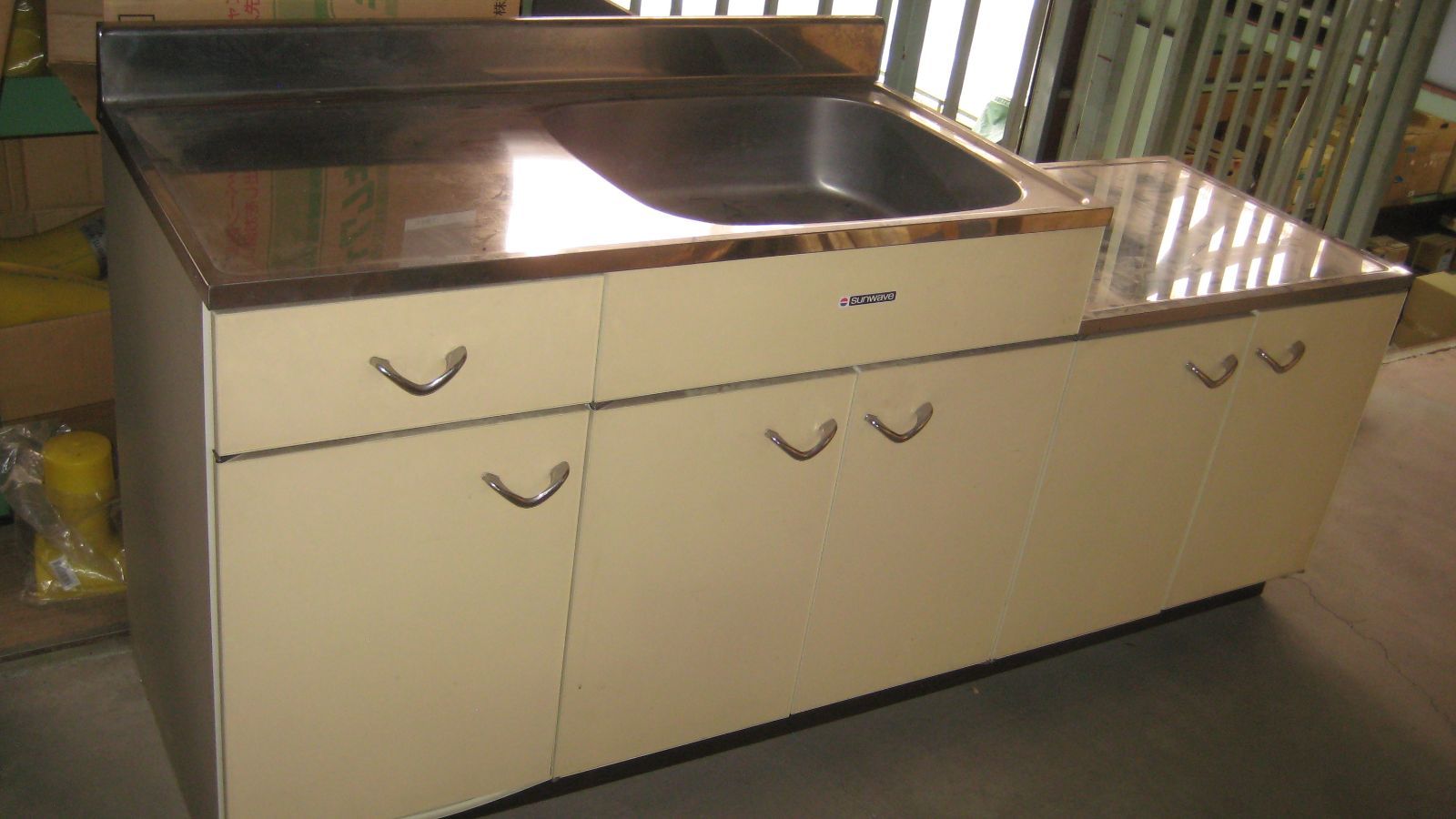 中古 サンウェーブ　流し台　1800L　奥行き550　流し台高さ900　左側中央シンク　右ガス台　汚れキズ劣化あり