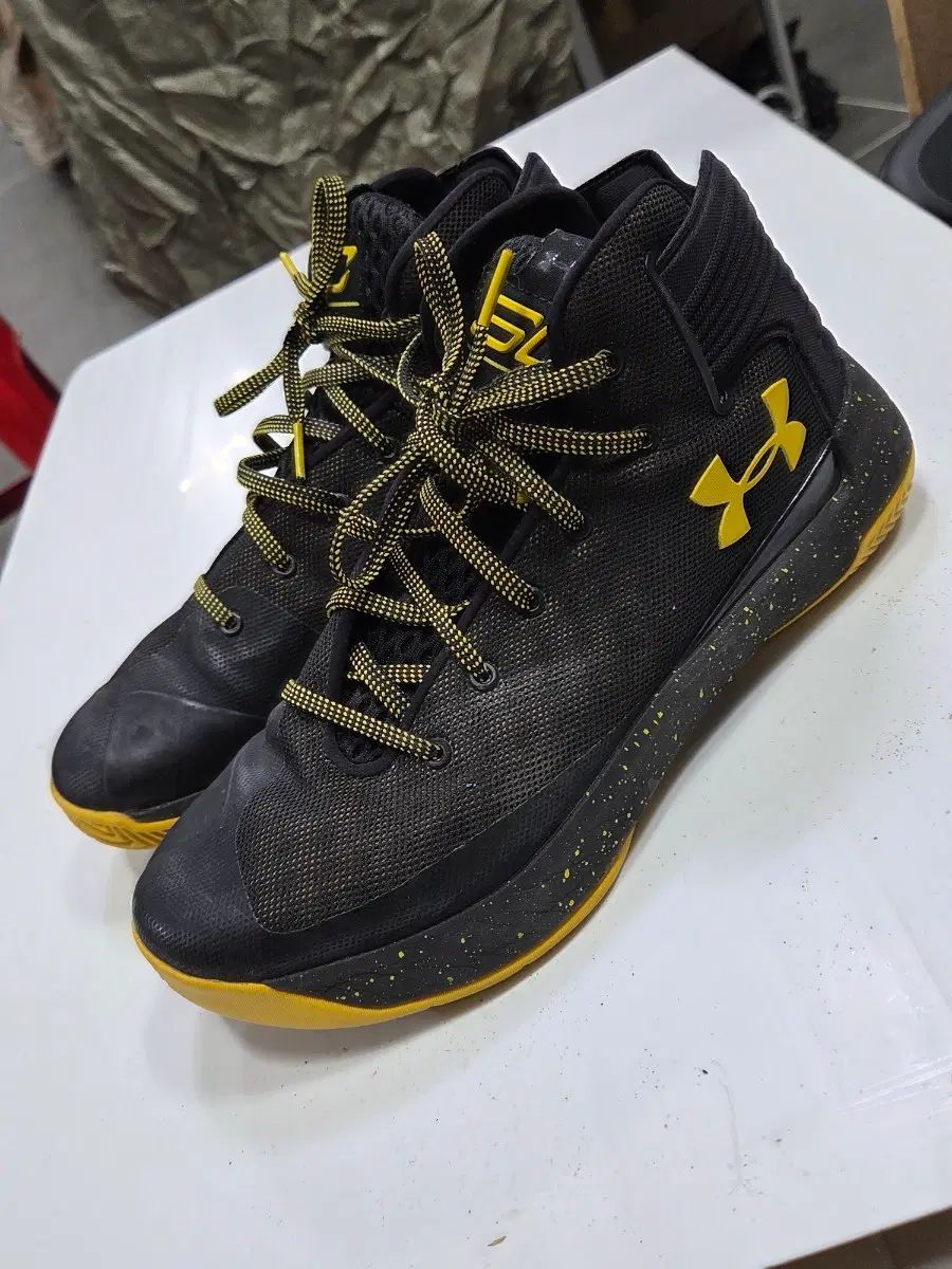 UNDER ARMOUR アンダーアーマー STABバスケシューズ ブラック 黄色 260