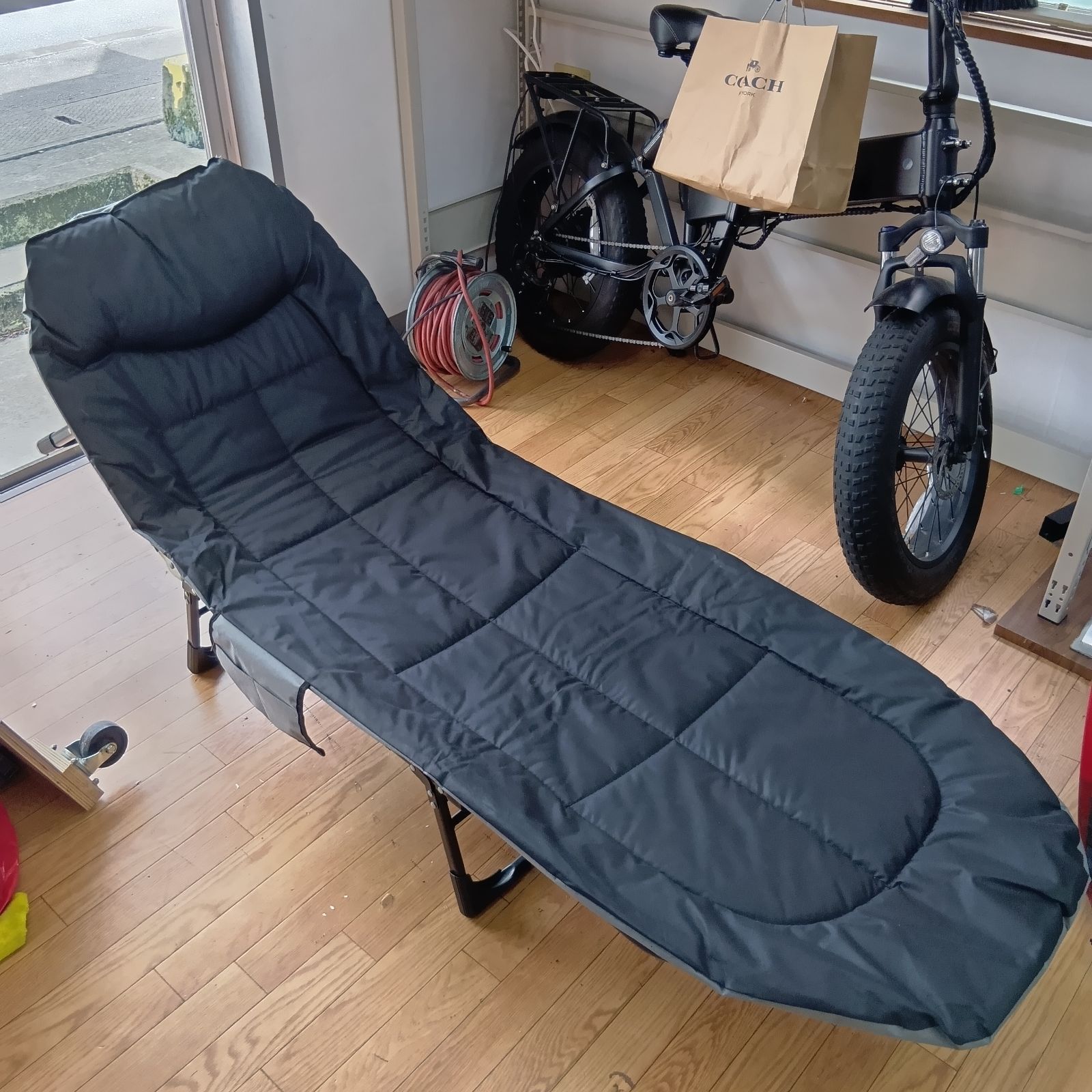 折りたたみ式簡易ベッド ダークグレー N【美品】折りたたみ式 リクライニングベッド 簡易ベッド コット