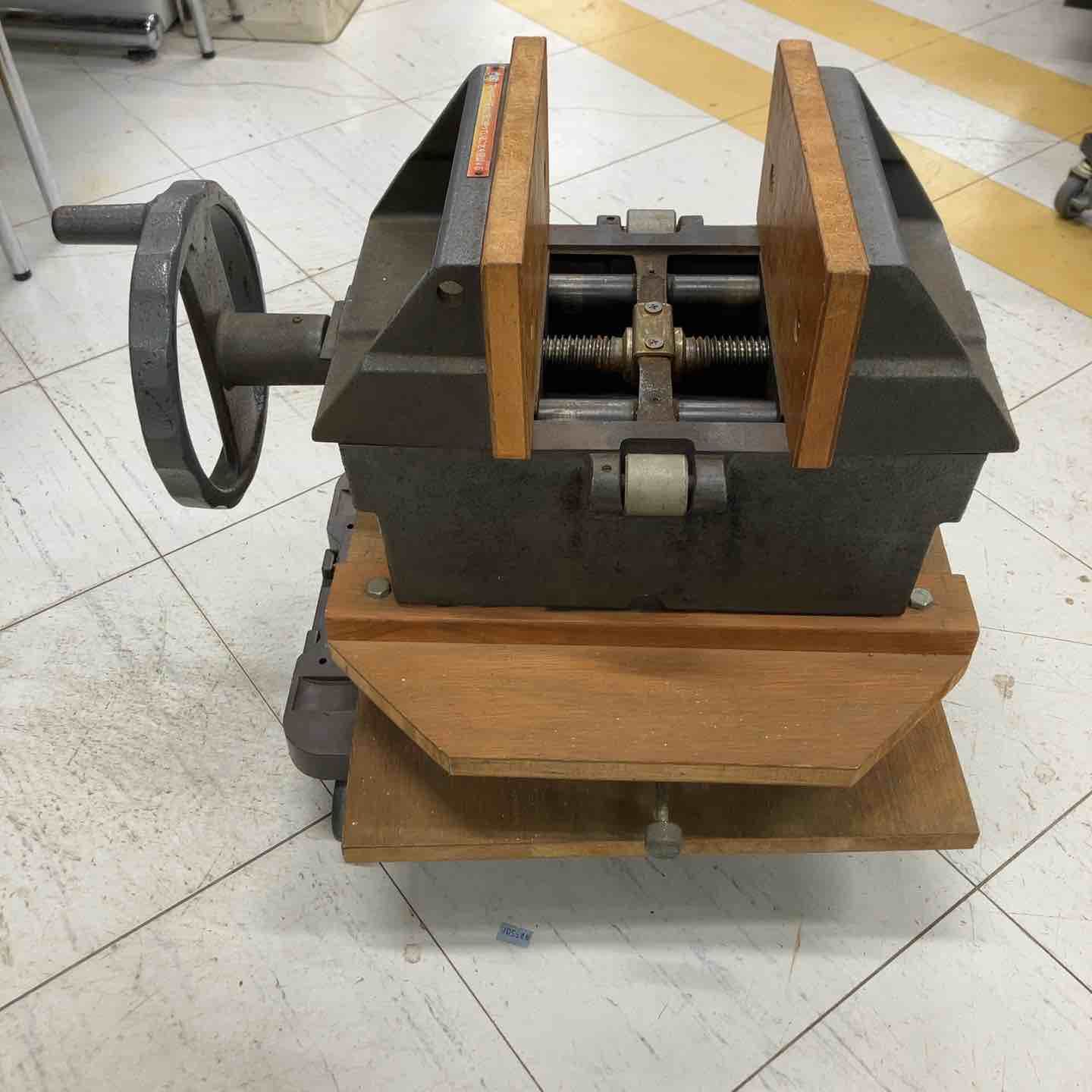 【中古Bランク】Makita　万力　口金寸法　約194mm（木寸法225mm）重量30.5kg　下台に回転機能有◇アクトツール富山店◇福吊