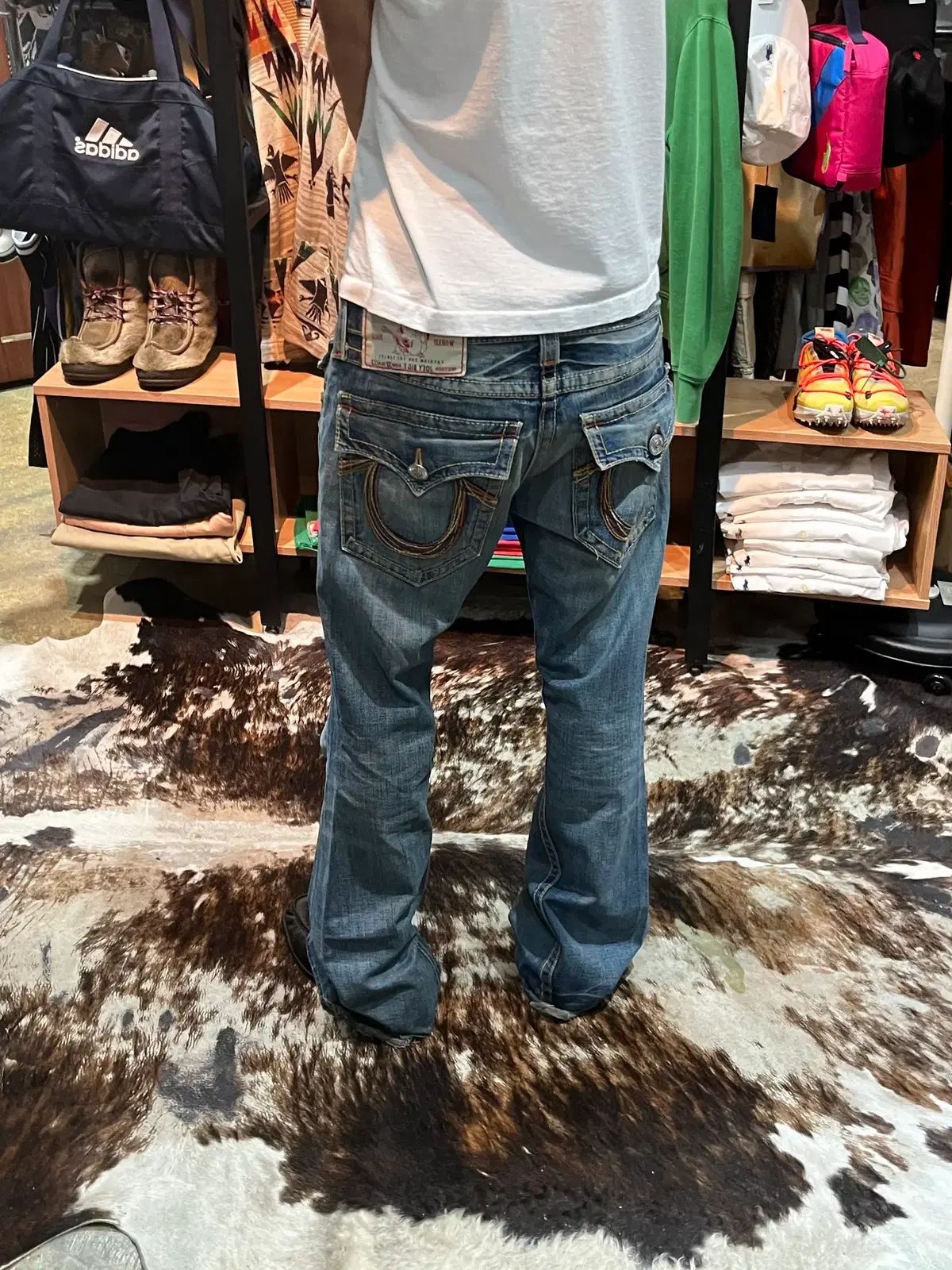 トゥルーレリジョン レインボー ジョイ BIG Tシャツ ブーツカット デニムパンツ (32)