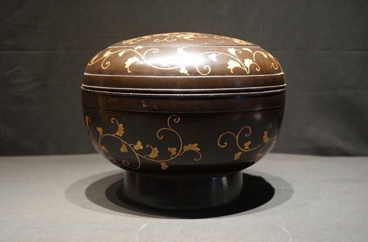 時代漆器 徳川家三つ葉葵紋 唐草蒔絵 饅頭行器 婚礼 儀式 古道具 食籠 菓子器 供物 大名道具 14,200円