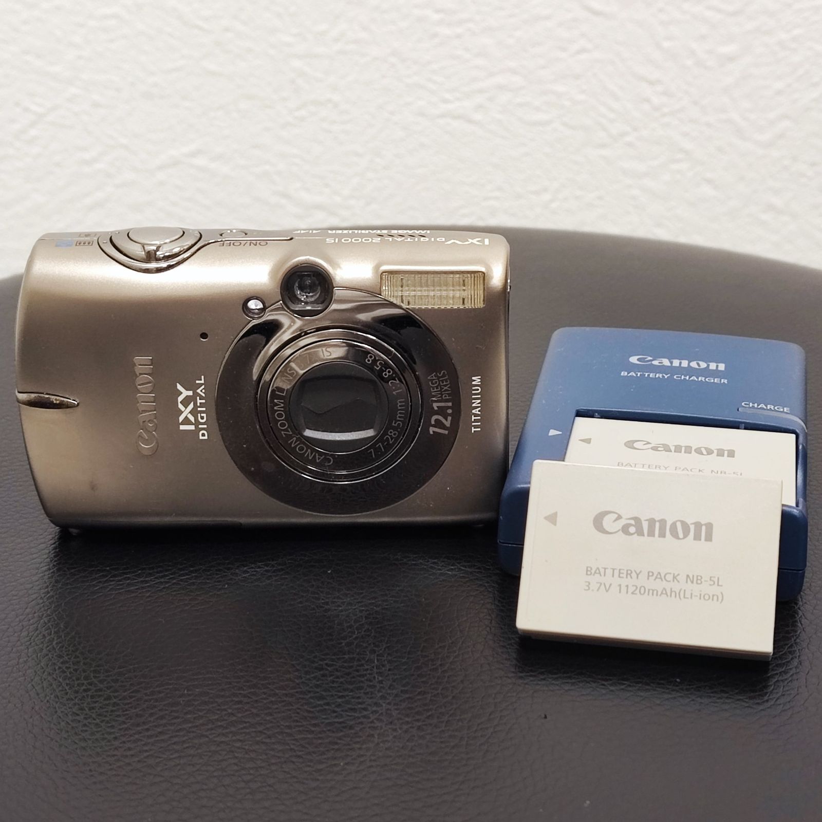 Canon IXY DIGITAL 2000IS　バッテリーがない Canon IXY DIGITAL 2000 IS チタンシルバー ジャンク バッテリー・充電