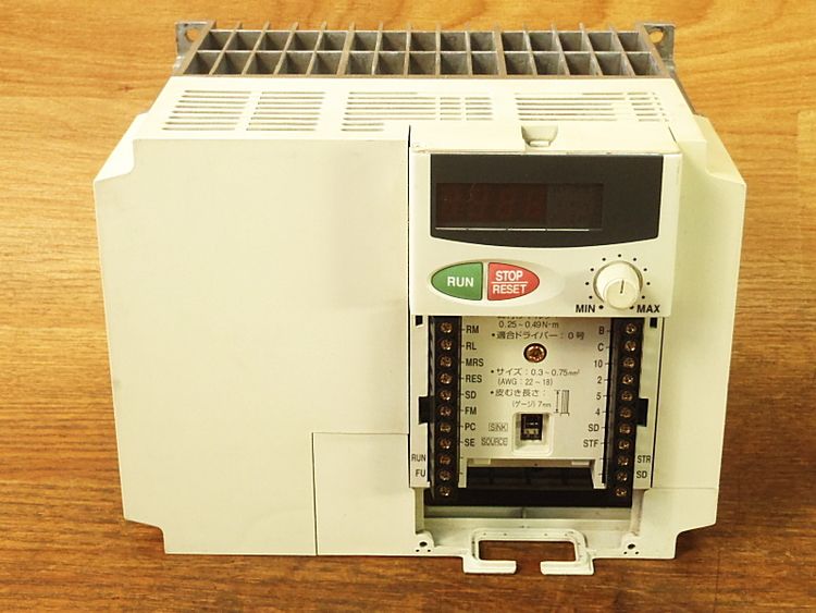 三菱電機 FR-E520-3.7K 3.7kW/5馬力 インバーター 三相200V 中古 前面カバー欠品