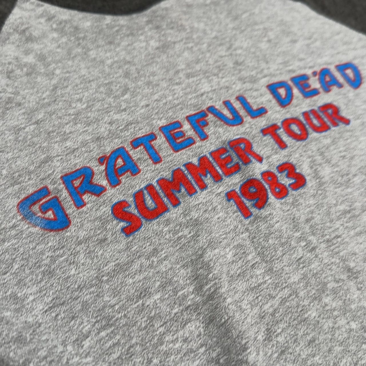 【古着1983年ヴィンテージ】Grateful Deadラグラン(サイズ小さめ) Grateful Dead グレイトフル・デッド ラグランTee バンドT ツアー 80's