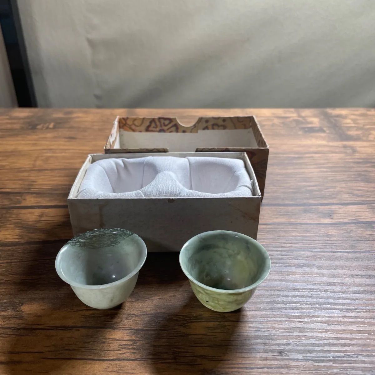 天然石 翡翠風 玉杯 お猪口 2客セット 箱付き 酒器 ぐい呑み 中国美術