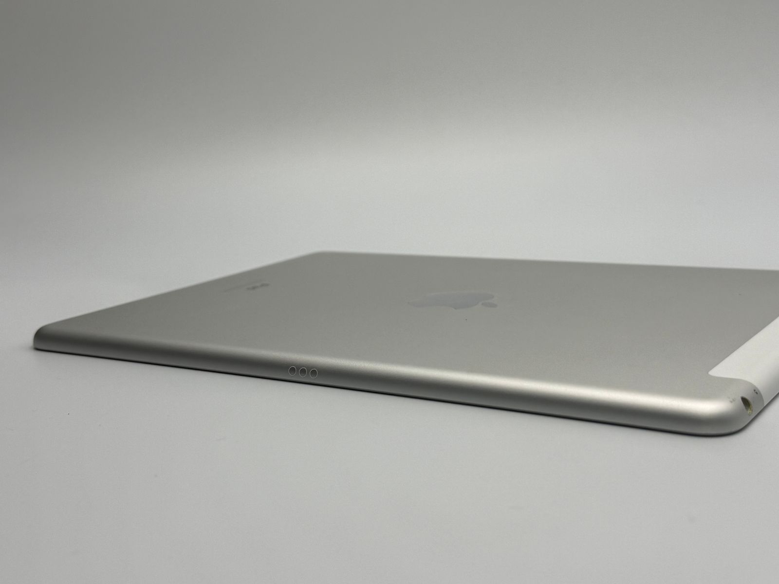 iPad 第7世代 32GB シルバー wifi+Cellular - メルカリ