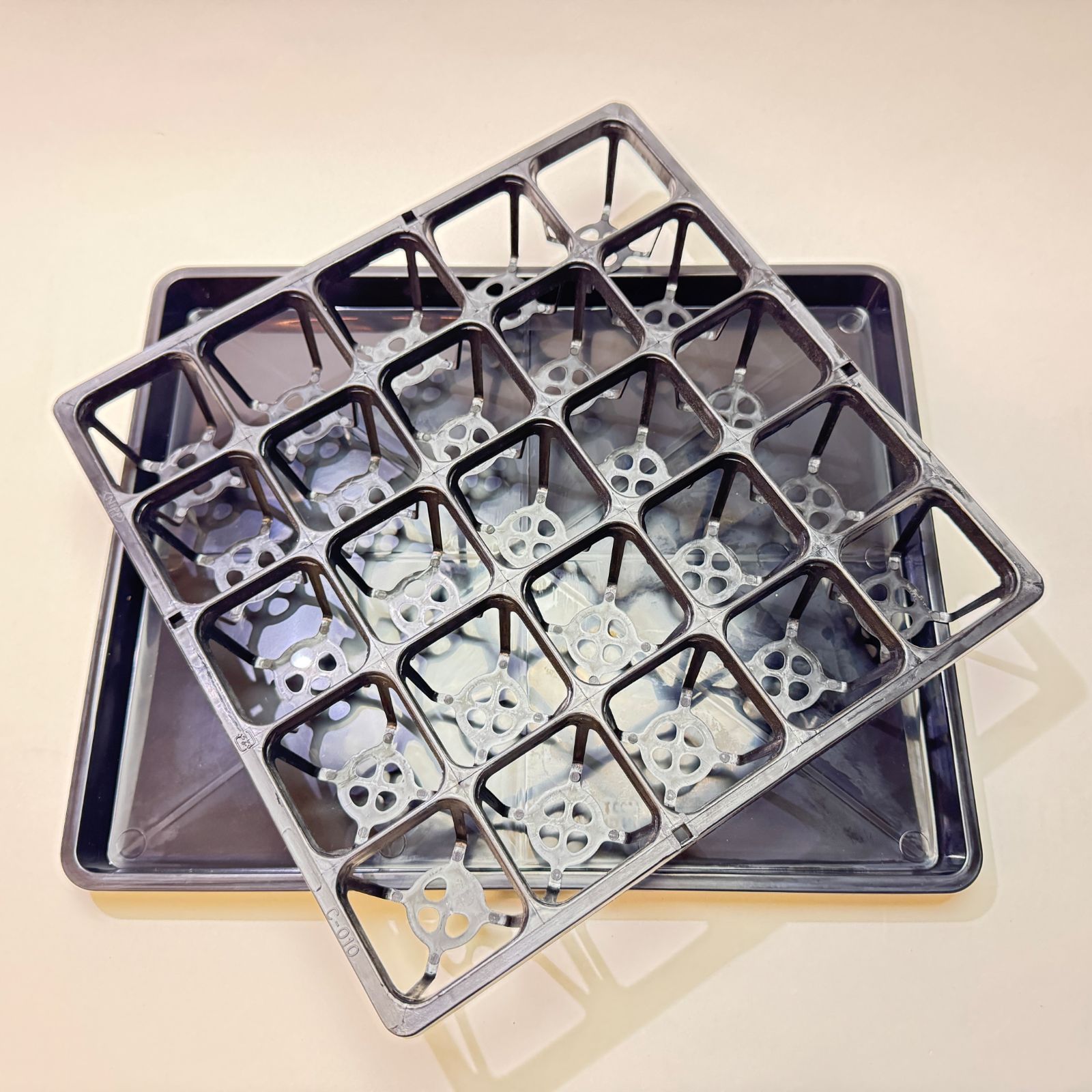 新)1.7号鉢や6cmポット対応(2号より小さいミニ鉢用ハーフトレイ25穴)＋