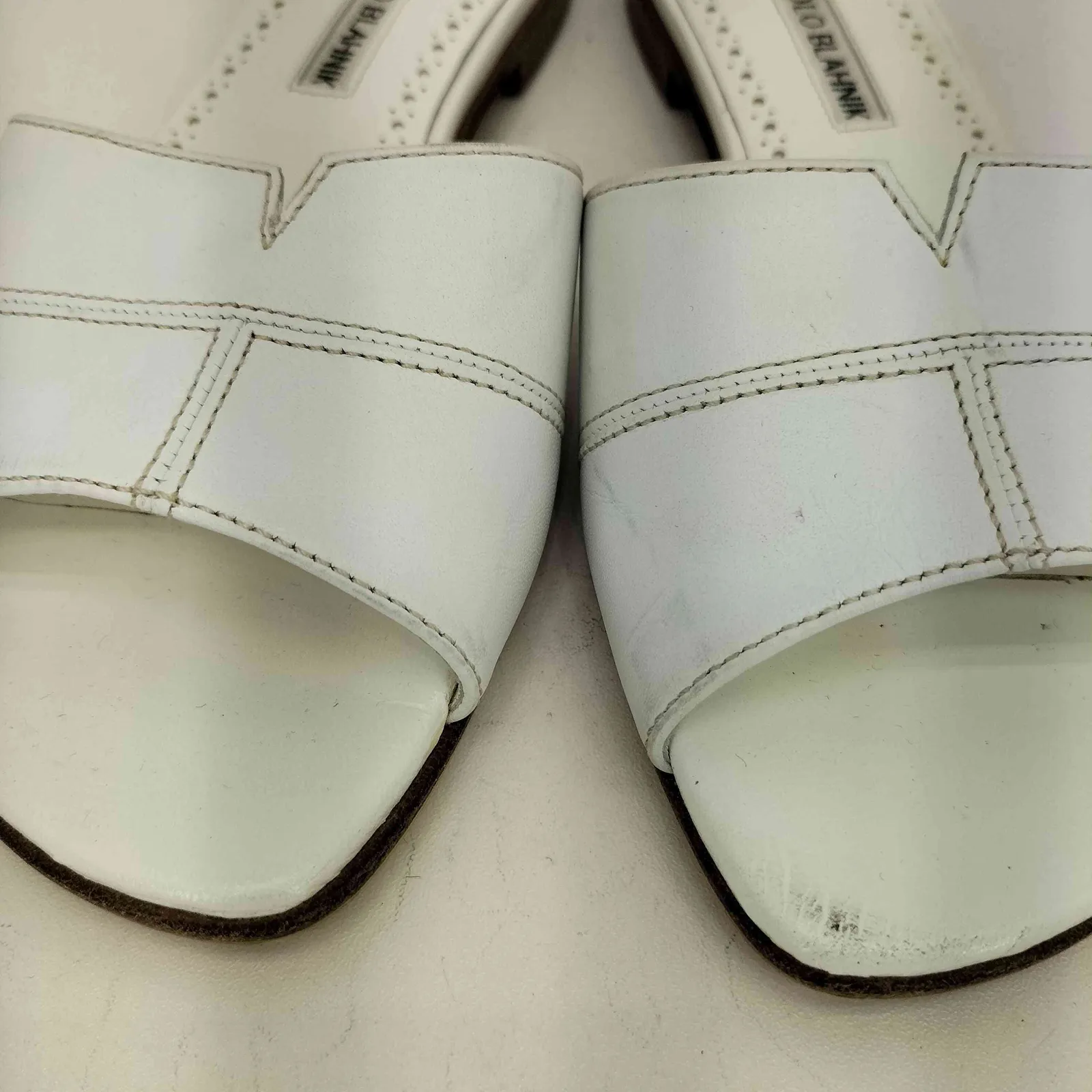 マノロブラニク MANOLO BLAHNIK Lasatte Notched Flat Leather Slide