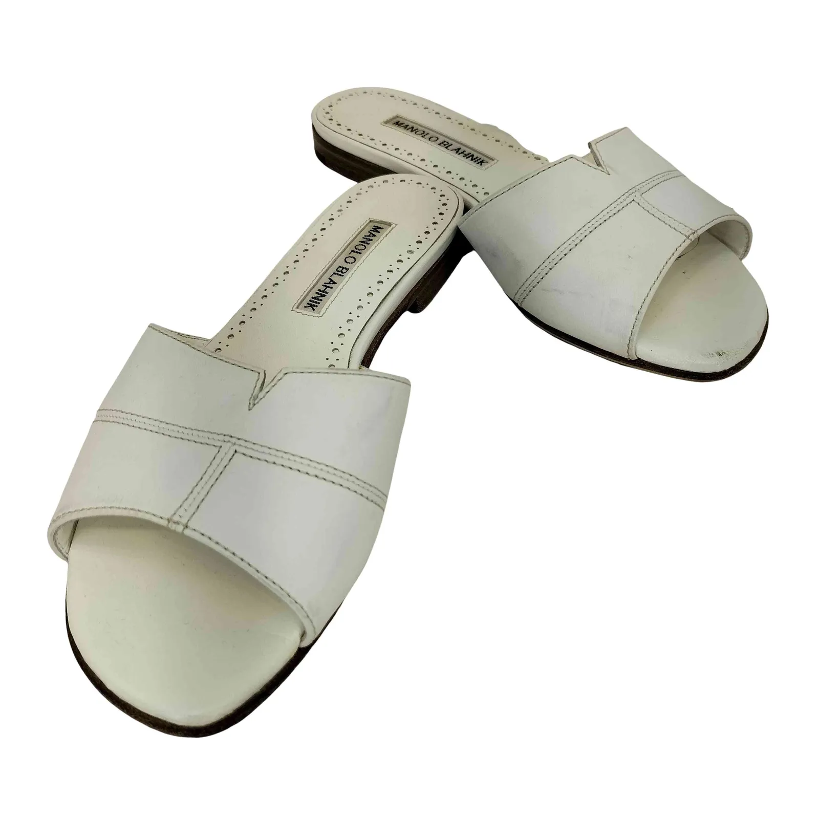 マノロブラニク MANOLO BLAHNIK Lasatte Notched Flat Leather Slide