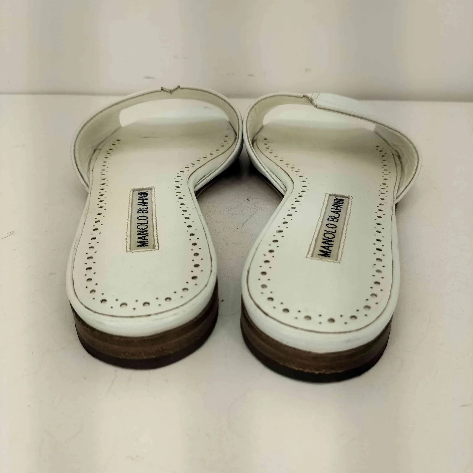 マノロブラニク MANOLO BLAHNIK Lasatte Notched Flat Leather Slide