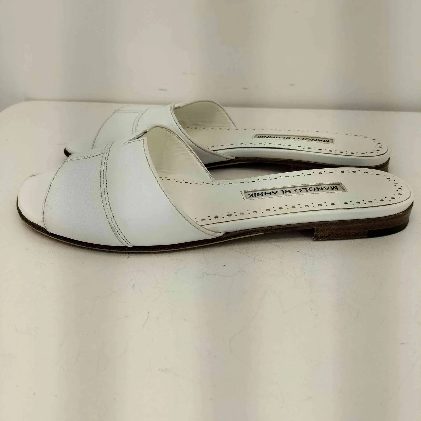マノロブラニク MANOLO BLAHNIK Lasatte Notched Flat Leather Slide