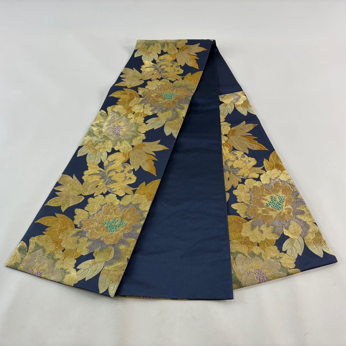美品】 袋帯 秀品 振袖向き 牡丹 箔 金糸 紺色 六通 正絹 【中古