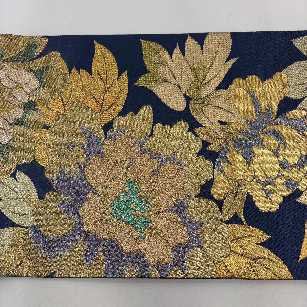 美品】 袋帯 秀品 振袖向き 牡丹 箔 金糸 紺色 六通 正絹 【中古