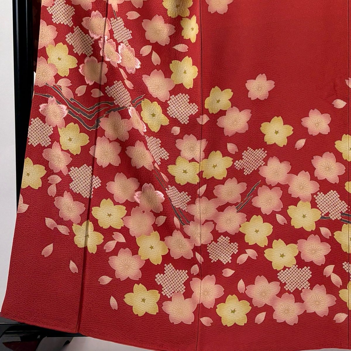 振袖 身丈161.5cm 裄丈65cm M 袷 桜 花びら 刺繍 金彩 朱色 正絹 秀品