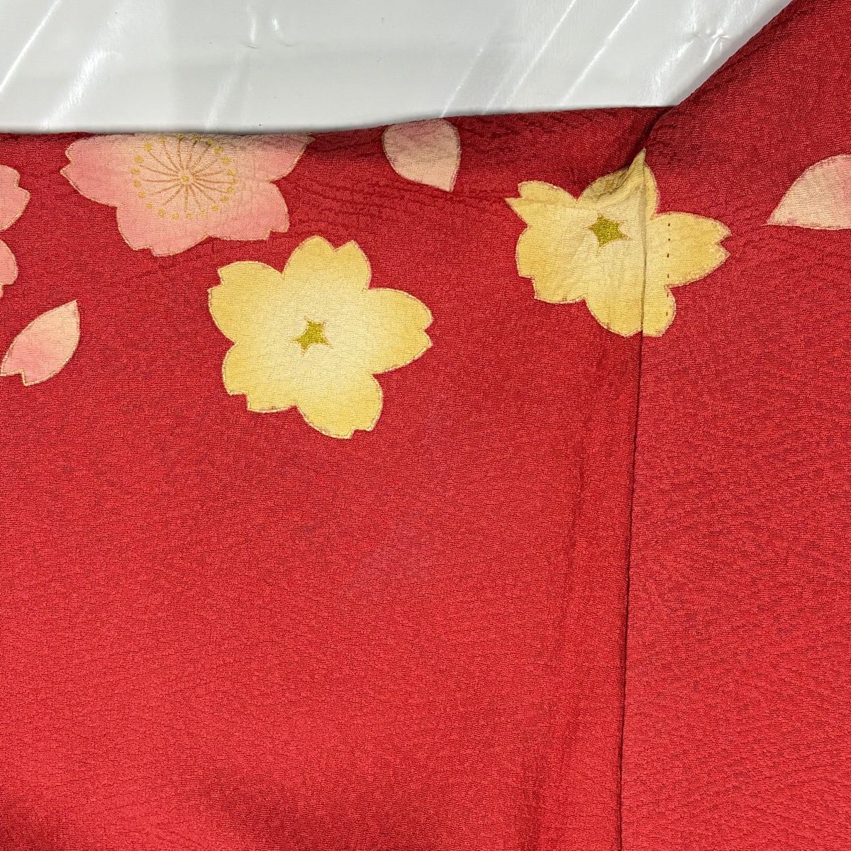 振袖 身丈161.5cm 裄丈65cm M 袷 桜 花びら 刺繍 金彩 朱色 正絹 秀品