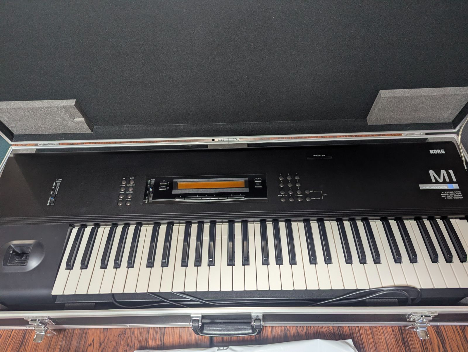KORG M1 シンセサイザー ハードケース・取説付 基本動作確認済 - メルカリ