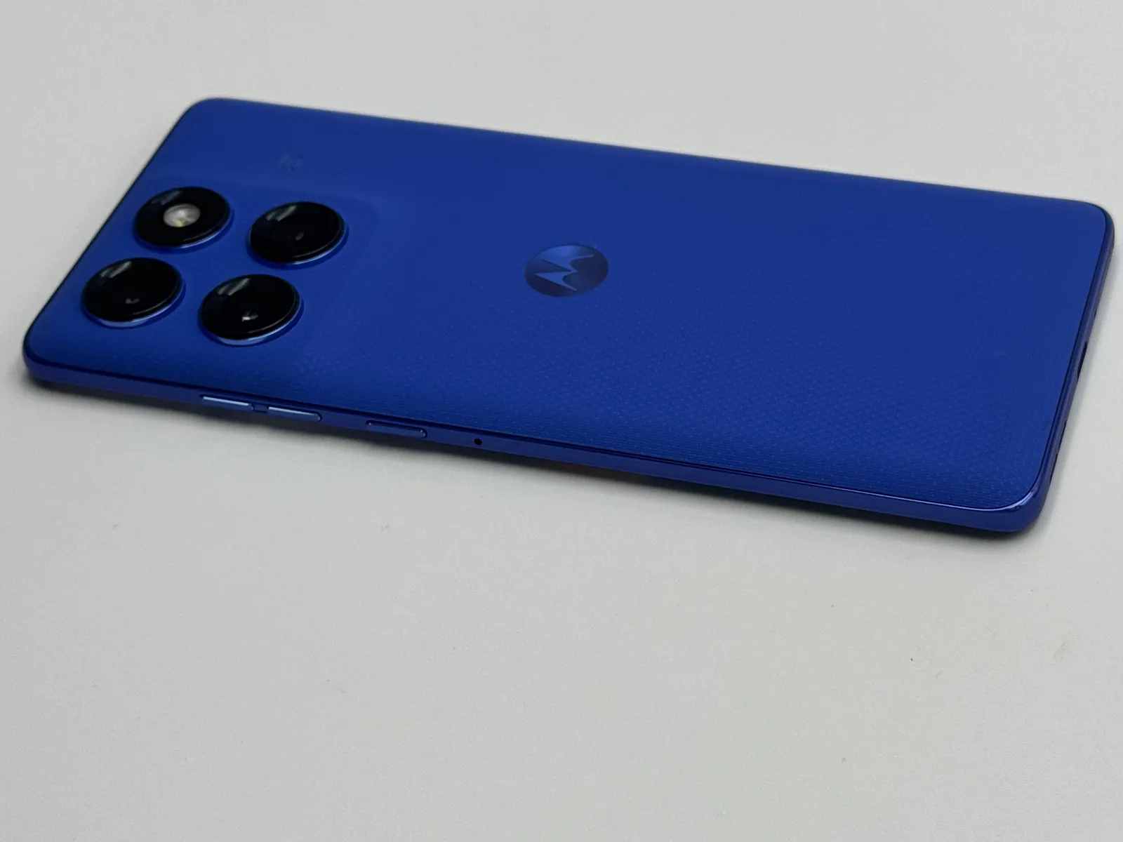 中古A】motorola edge 60 pro(XT2507-6) PANTONE Dazzling Blue SIM