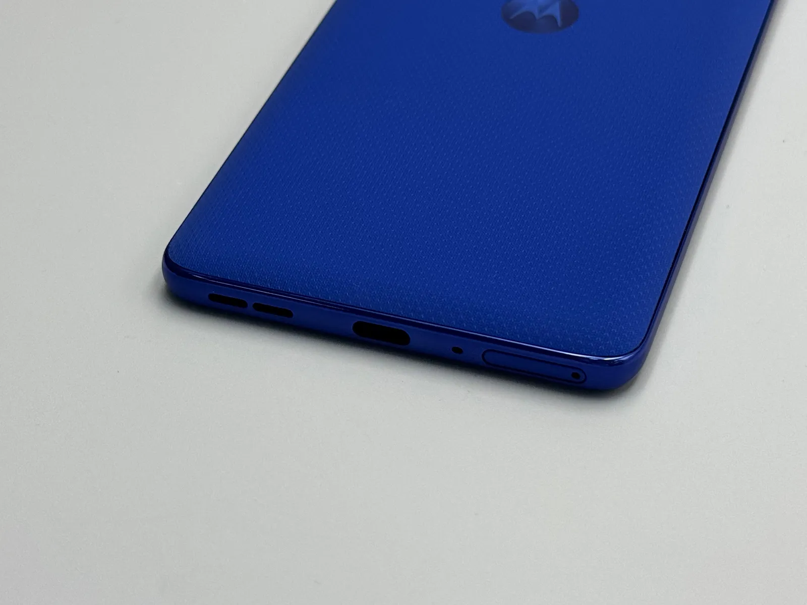 中古A】motorola edge 60 pro(XT2507-6) PANTONE Dazzling Blue SIM