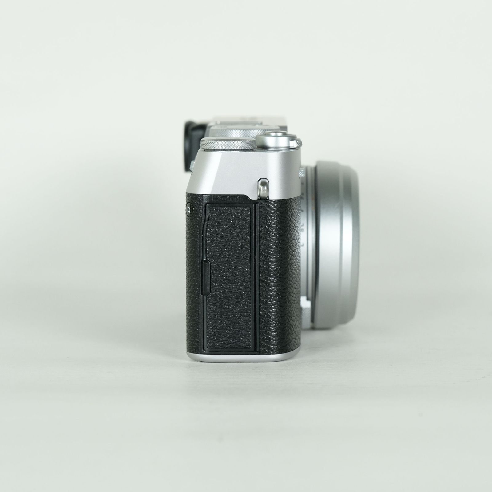 美品 | シャッター数6,500回｜フィルター付] FUJIFILM X100VI