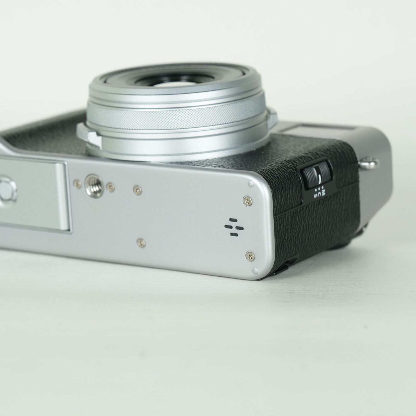 【美品】FUJIFILM X100VI シルバー 本体　シャッター回数4300 美品 | シャッター数6,500回｜フィルター付] FUJIFILM X100VI