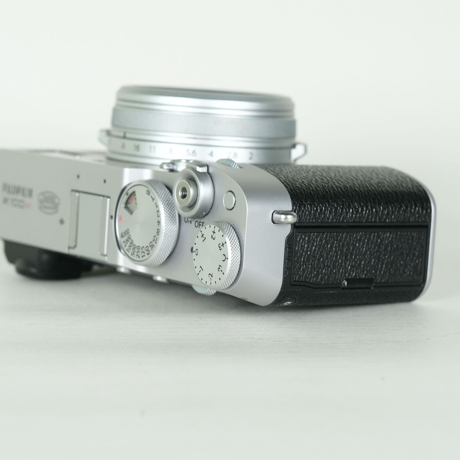 【美品】FUJIFILM X100VI シルバー 本体　シャッター回数4300 美品 | シャッター数6,500回｜フィルター付] FUJIFILM X100VI