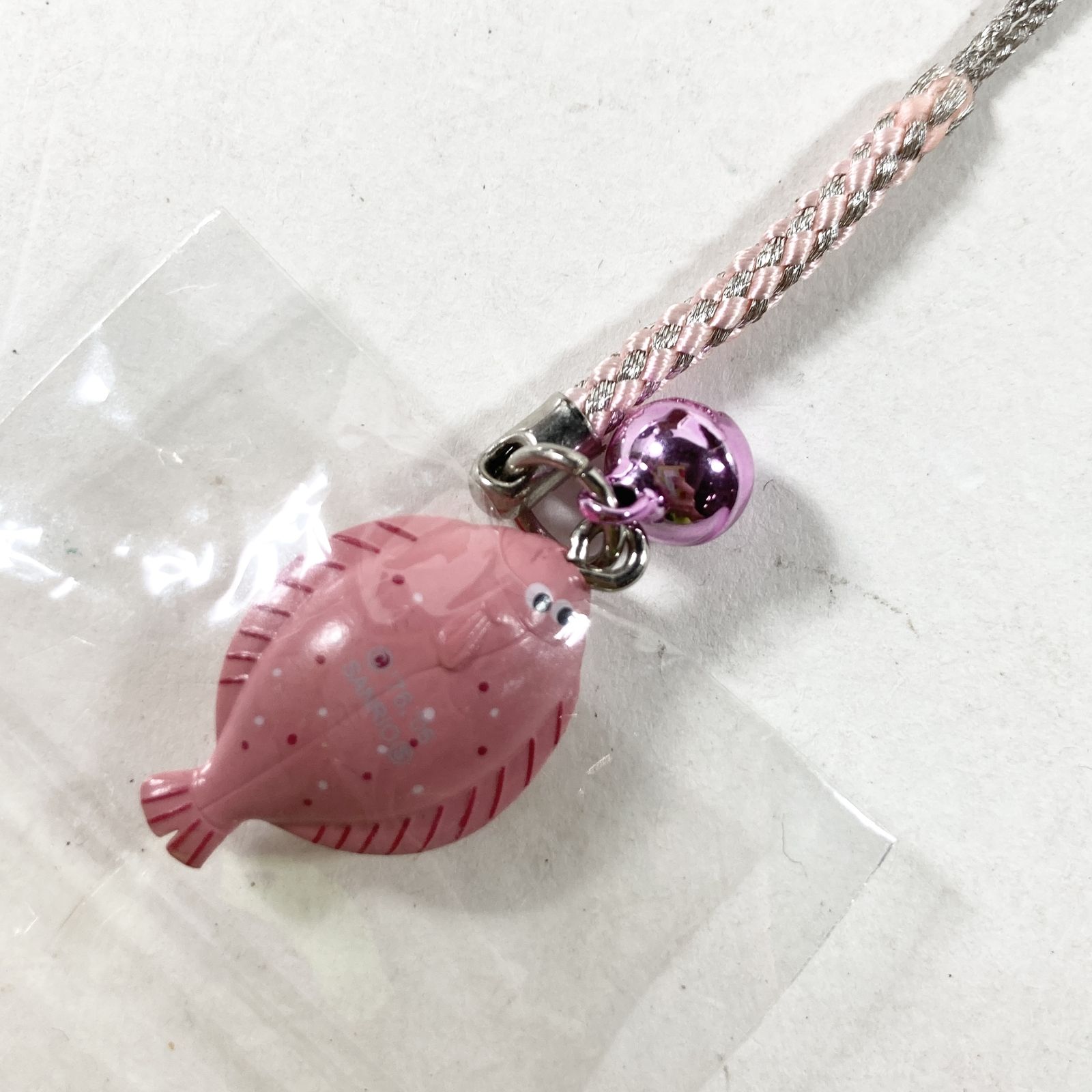 魚魚さま専用 ハローキティ 日本橋 メイド 萌え ご当地ストラップ　根付け ☆ ご当地キティ 茨城限定 ひらめバージョン 根付 ストラップ 2006年